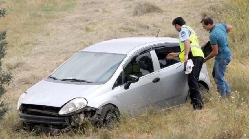 R&uuml;zgar Otomobili Şarampole Savurdu: 4 Yaralı