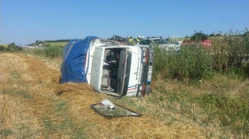 Kamyon Tarlaya Devrildi: 2 Yaralı