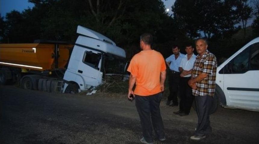 Kamyon Dereye U&ccedil;tu: 1 Yaralı