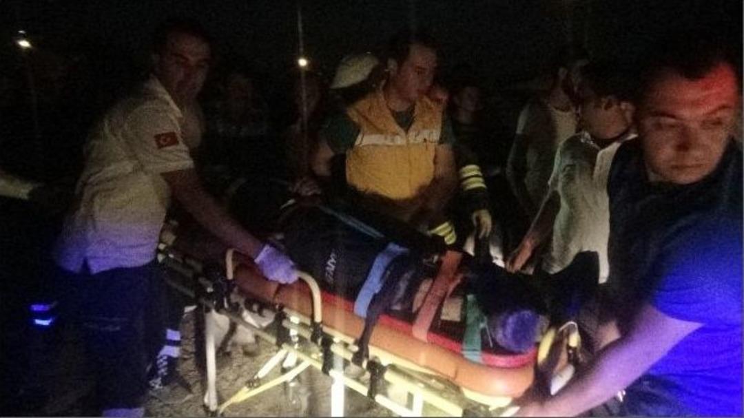 Yangına M&uuml;dahale Eden İtfaiye Aracı Devrildi