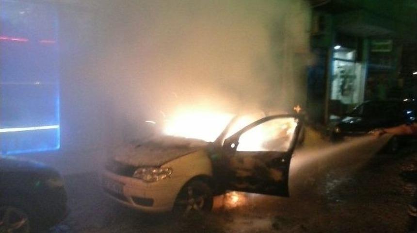 Park Halindeki Otomobil Alev Alev Yandı