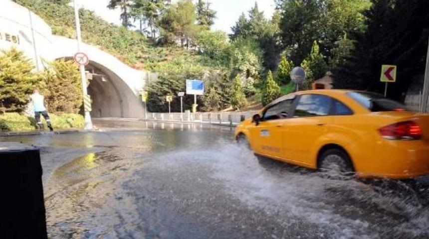 Dolmabah&ccedil;e T&uuml;nel Girişinde Su Patlağı Tehlike Yaratıyor