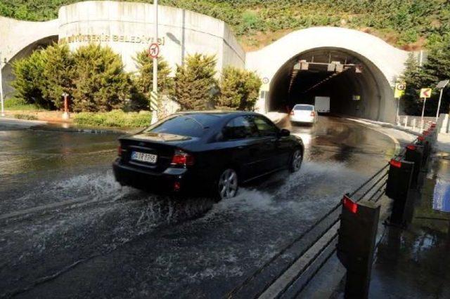 Dolmabahçe Tünel Girişinde Su Patlağı Tehlike Yaratıyor