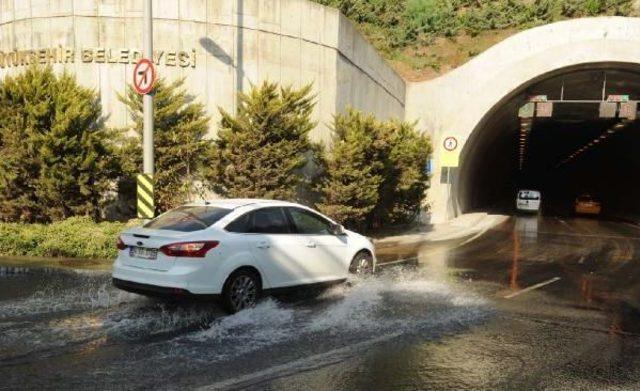 Dolmabahçe Tünel Girişinde Su Patlağı Tehlike Yaratıyor