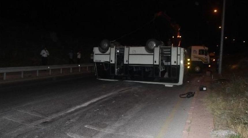 İş&ccedil;i Minib&uuml;s&uuml; Devrildi: 12 Yaralı