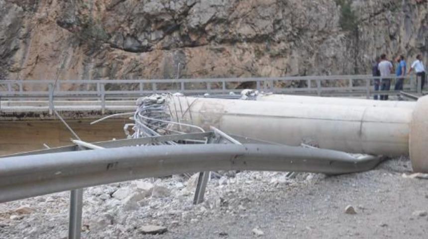 Pkk'lıları Hendek Kazdığı Hakkari-&Ccedil;ukurca Yolu Hala Kapalı