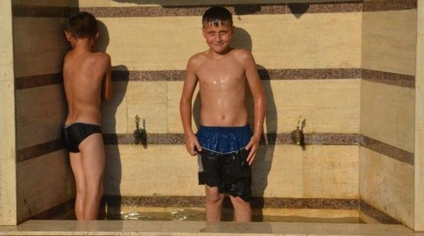 Sıcaktan Bunalan &Ccedil;ocukların &Ccedil;eşme Altında Mini Havuz Keyfi