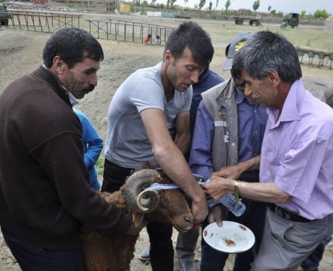 (&ouml;zel Haber) Susuz K&ouml;y&uuml;n Muhtarından Şaşırtan Tepki