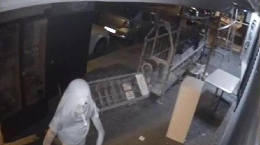 1.5 Saat S&uuml;ren Hırsızlık Kamerada