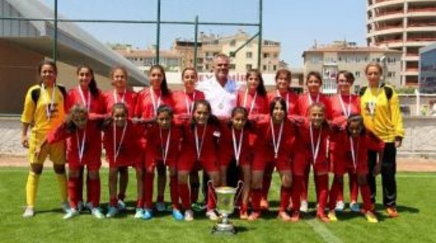Pa&uuml; Yıldız Kızlar Futbol Takımı T&uuml;rkiye İkincisi Oldu