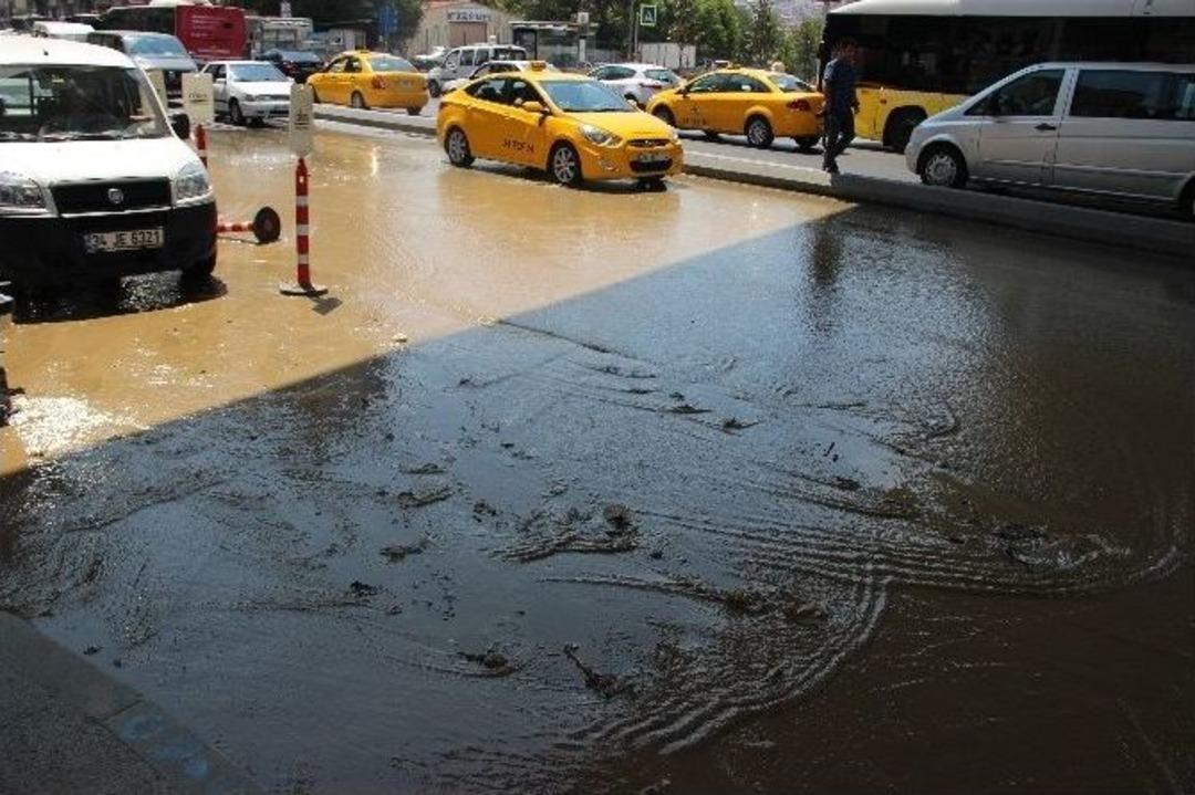 Beyoğlu&rsquo;nda Patlayan Boru Mahalleyi Sular Altında Bıraktı