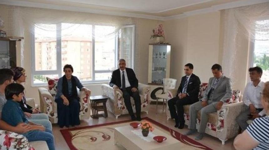 M&uuml;şteşar Şehit Ailesine Başsağlığı Diledi