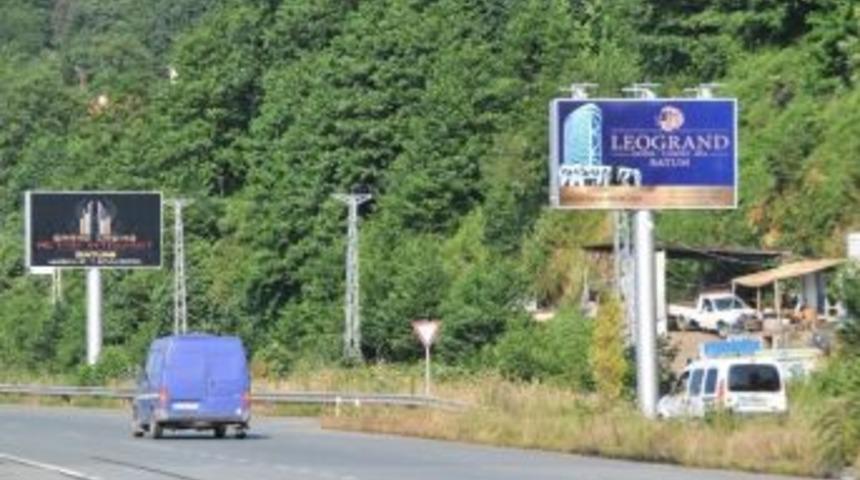 Karadeniz Sahil Yolu &Uuml;zerindeki Kumarhane Reklamları