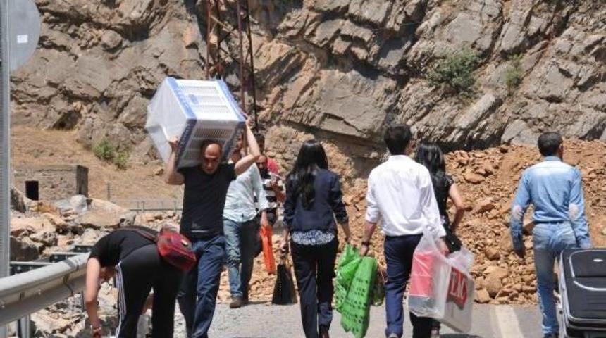 Pkk'lıların Hendek Kazdığı Hakkari-&Ccedil;ukurca Yolu Hala Kapalı(2)