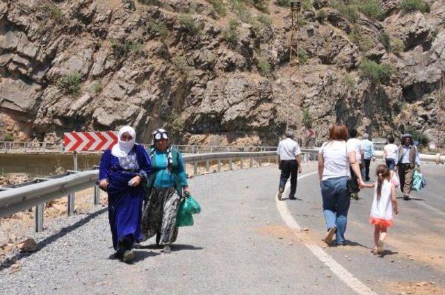 Pkk'lıların Hendek Kazdığı Hakkari-Çukurca Yolu Hala Kapalı(2)