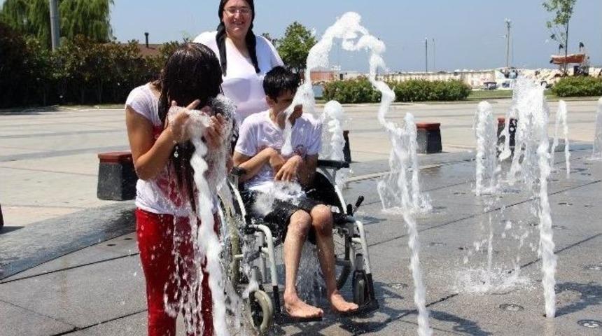 Vatandaşlar Kuru Havuzda Serinledi