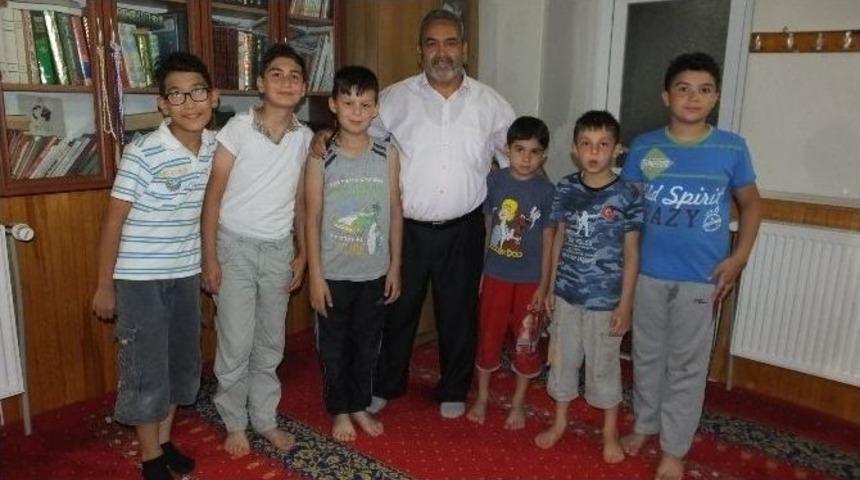 Bigadi&ccedil;&rsquo;de Camiye Gelen &Ccedil;ocuklara Lokum İkram Ediliyor