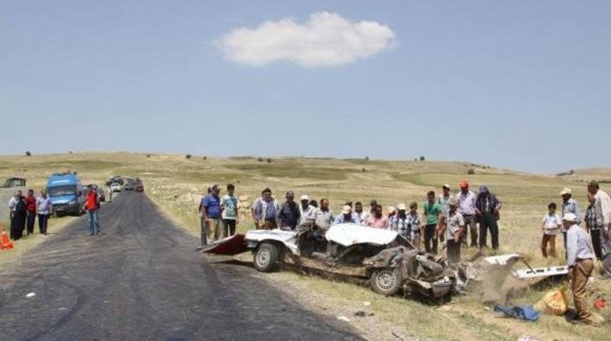 &Ccedil;ankırı'da Otomobille Trakt&ouml;r &Ccedil;arpıştı: 3 &Ouml;l&uuml;, 4 Yaralı