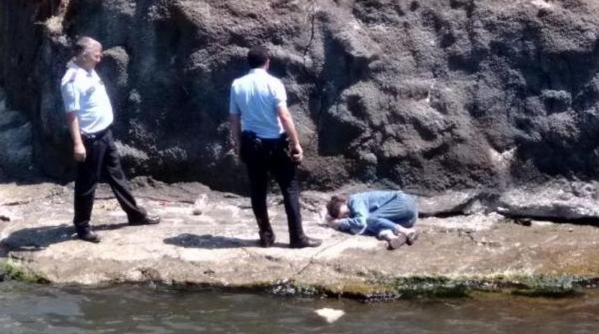 Deniz Kıyısında Uyuyan Kadın Hastaneye Kaldırıldı