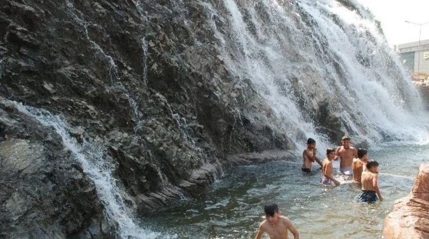 &Ccedil;ocuklar Yapay Şelalede Serinledi