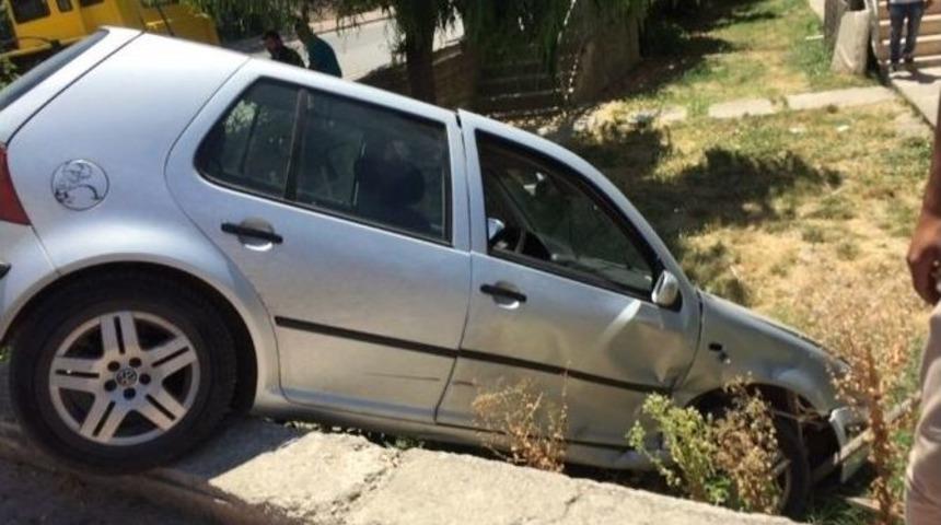Otomobil Evin Bah&ccedil;esine U&ccedil;tu, Şans Eseri &Ouml;len Veya Yaralanan Olmadı