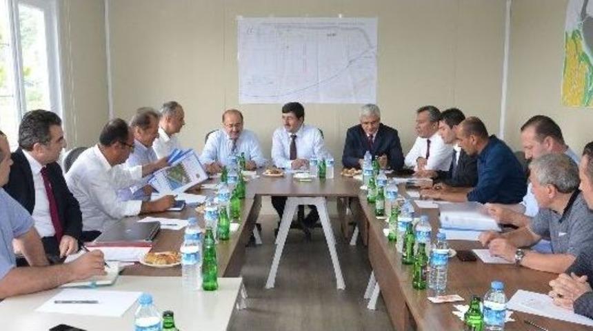 Vali &Ouml;z Ve Başkan G&uuml;mr&uuml;k&ccedil;&uuml;oğlu, Stadyum İnşaatında İncelemelerde Bulundu