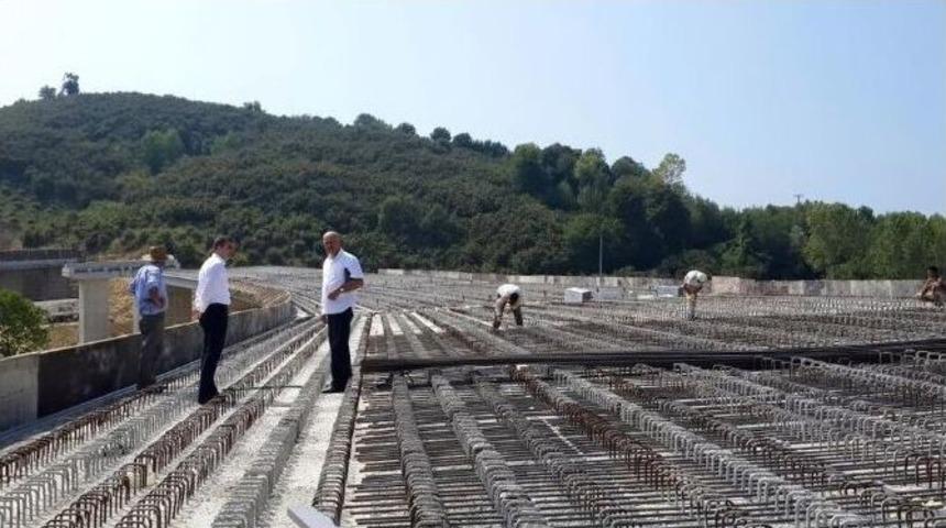 Sahil Yolunda Viyad&uuml;k &Ccedil;alışması S&uuml;r&uuml;yor