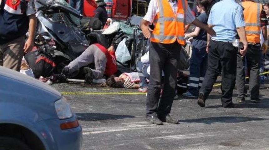 Otomobil Iki Tır&rsquo;In Arasında Kaldı: 2 &Ouml;l&uuml;