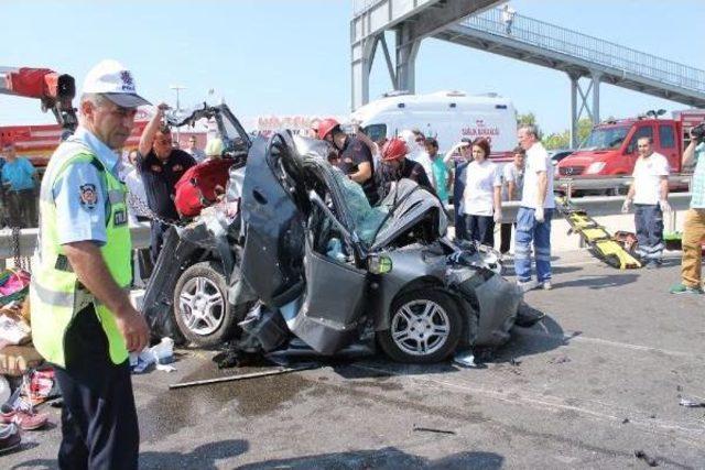 Otomobil Iki Tır’In Arasında Kaldı: 2 Ölü