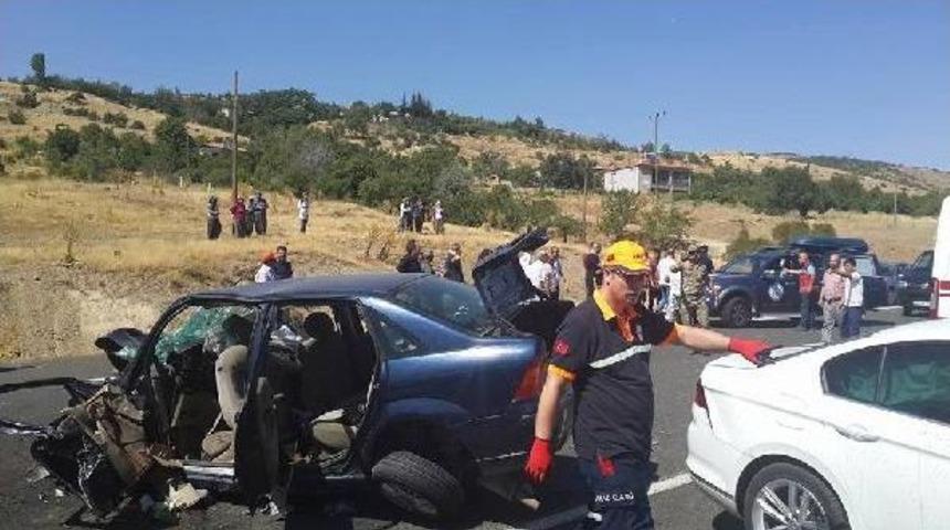 Otomobiller Kafa Kafaya &Ccedil;arpıştı: 1 &Ouml;l&uuml;, 4 Yaralı