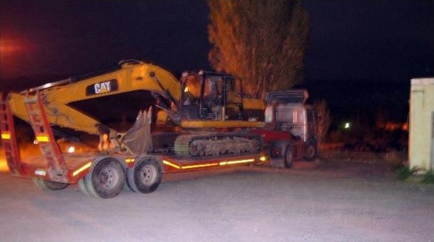 Ter&ouml;ristler Rehin Aldıkları 70 Yolcuyu Serbest Bıraktı, 4 Aracı Yaktı