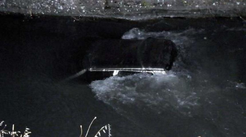 Sulama Kanalına U&ccedil;an Otomobilden Yara Almadan &Ccedil;ıktılar