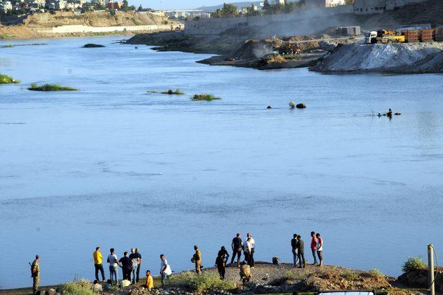 Cizre'de Dicle Nehri'ne giren 2 işçi kayboldu