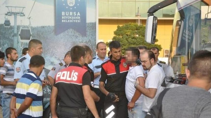 Otob&uuml;s Şof&ouml;r&uuml; Kitap Satan Genci Bı&ccedil;akladı