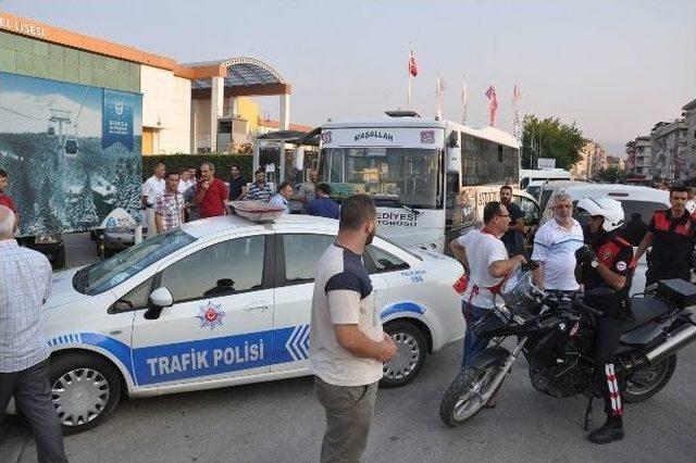 Otob&uuml;s Şof&ouml;r&uuml; Kitap Satan Genci Bı&ccedil;akladı 1