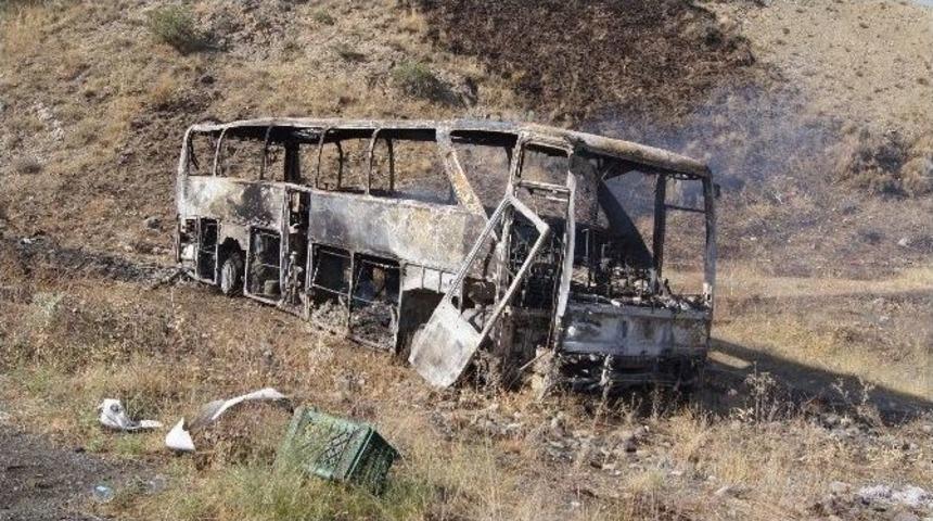 Kağızman&rsquo;da Yol Kesen Ter&ouml;ristler Ara&ccedil;ları Ateşe Verdi