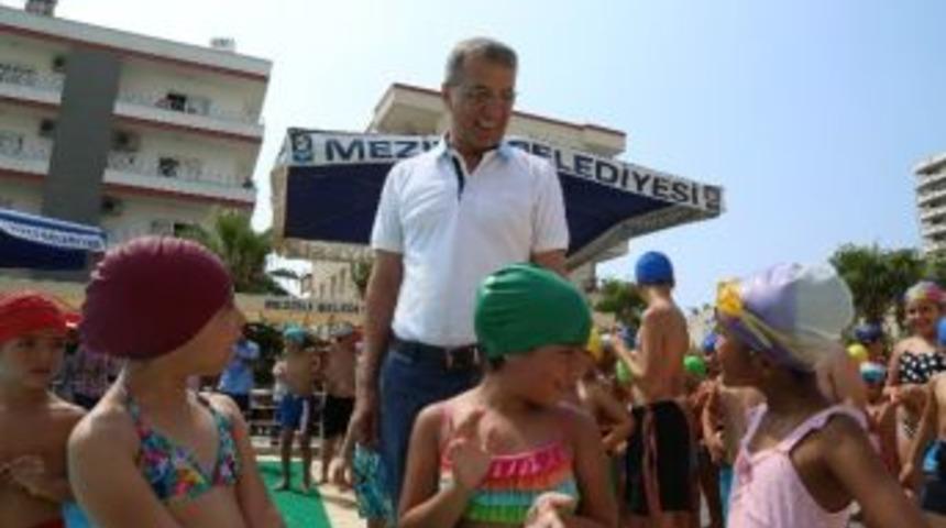 Mezitli Belediyesi&rsquo;nin Eğitim Havuzlarında Y&uuml;zme &Ouml;ğrenen &Ccedil;ocuklar Sertifika Heyecanı Yaşadı