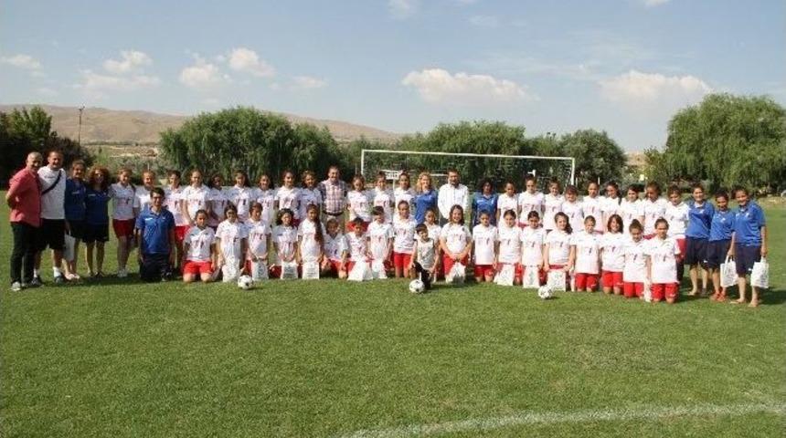 Milletvekili A&ccedil;ıkg&ouml;z Ve &Uuml;nl&uuml;er Futbol K&ouml;y&uuml;n&uuml; Ziyaret Etti