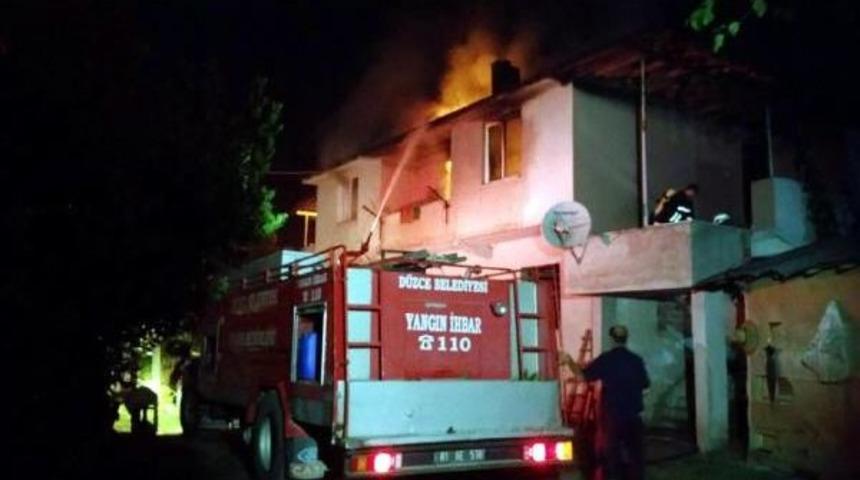 D&uuml;zce'de 2 Katlı Evde Yangın &Ccedil;ıktı