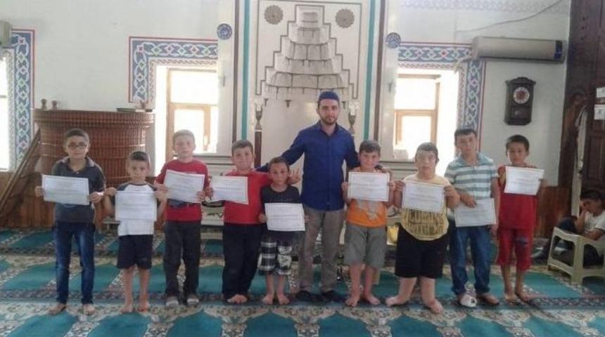 Yaz Kuran Kurslarında Eğitim G&ouml;ren &Ccedil;ocuklara Takdirname