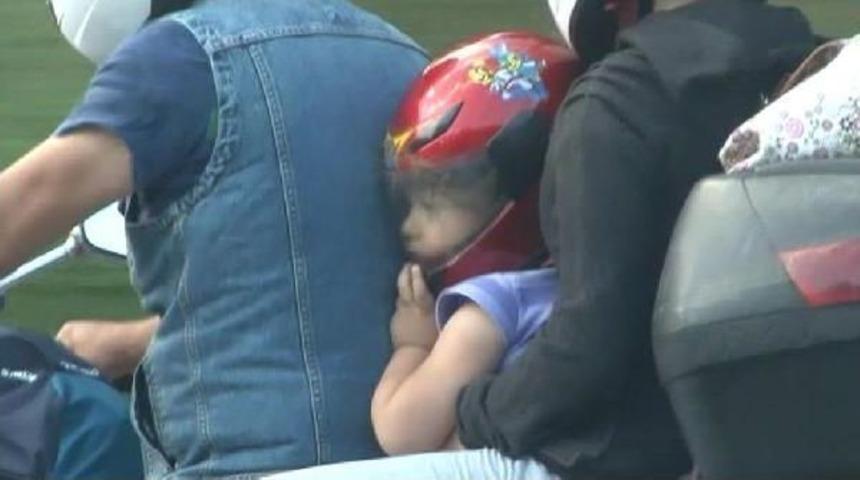 Tem'de Tehlikeli Yolculuk..anne Ve Babası Ile Motorsiklette Giderken  Korkusu Y&uuml;z&uuml;ne Yansıdı