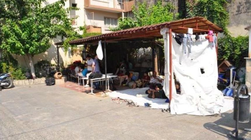 Polis Merkezinin Bah&ccedil;esi M&uuml;lteci Kampına D&ouml;nd&uuml;