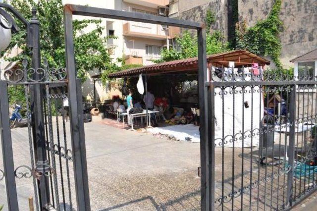 Polis Merkezinin Bahçesi Mülteci Kampına Döndü