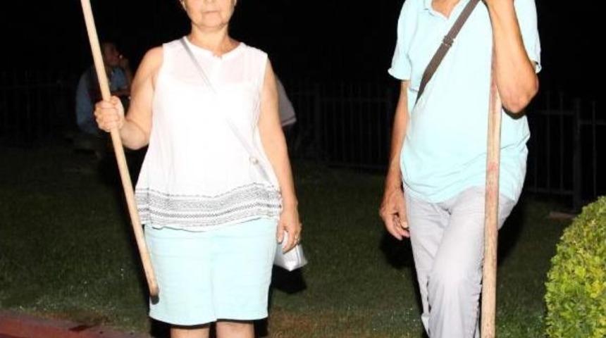 Kedileri Korumak Için Sopa Ve Kürekli Nöbet