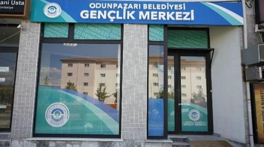 &Ouml;ğrencilere G&uuml;ler Y&uuml;zl&uuml; Karşılama