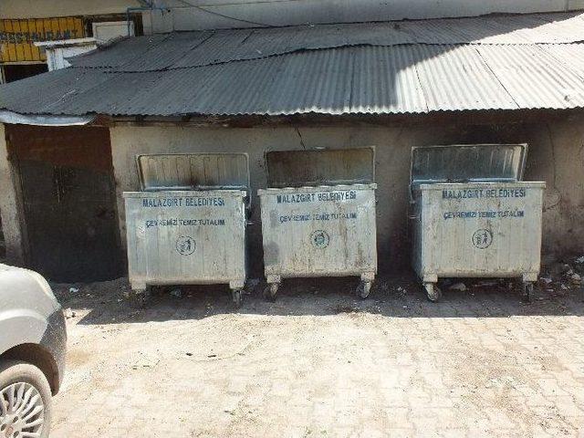 Belediye Temiz Bir Çevre İçin Çöp Konteynırları Dağıtıldı