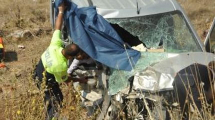 İzmir&rsquo;de Kaza: 4 &Ouml;l&uuml;, 6 Yaralı