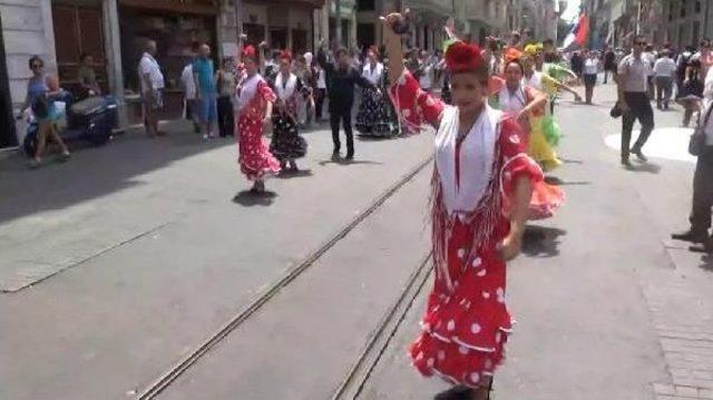 İstiklal Caddesi Rengarenk