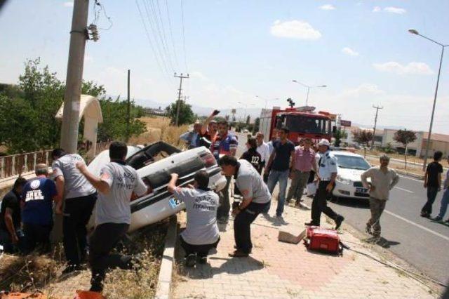 Otomobil Elektrik Direğine Çarptı: 1'i Ağır 3 Yaralı