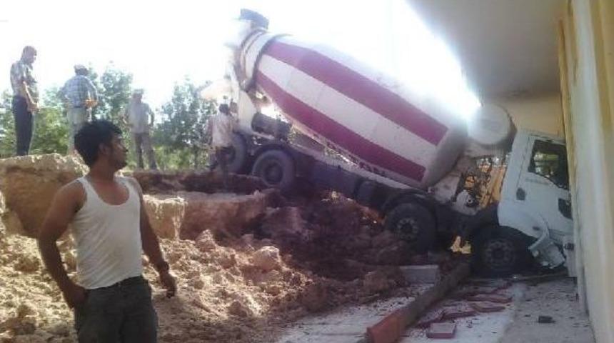 Freni Boşalan Beton Mikseri Binaya &Ccedil;arptı